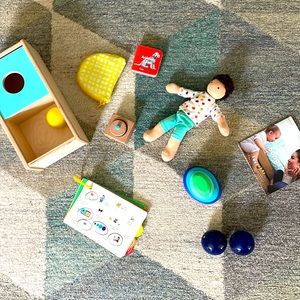 LOVEVERY The Thinker Play Kit 11-12 Months